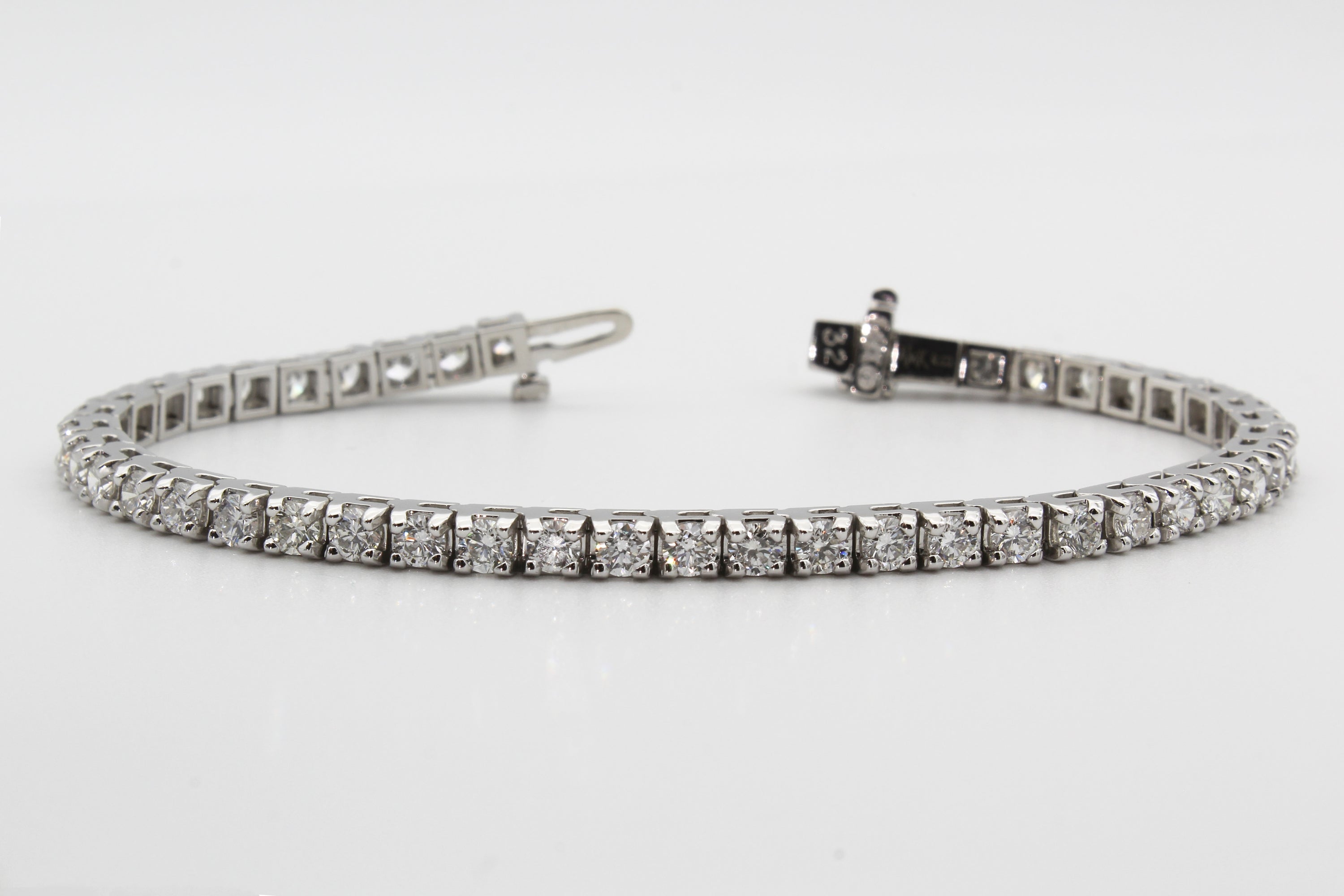 Tennis bracelets with exceptional features 2024.